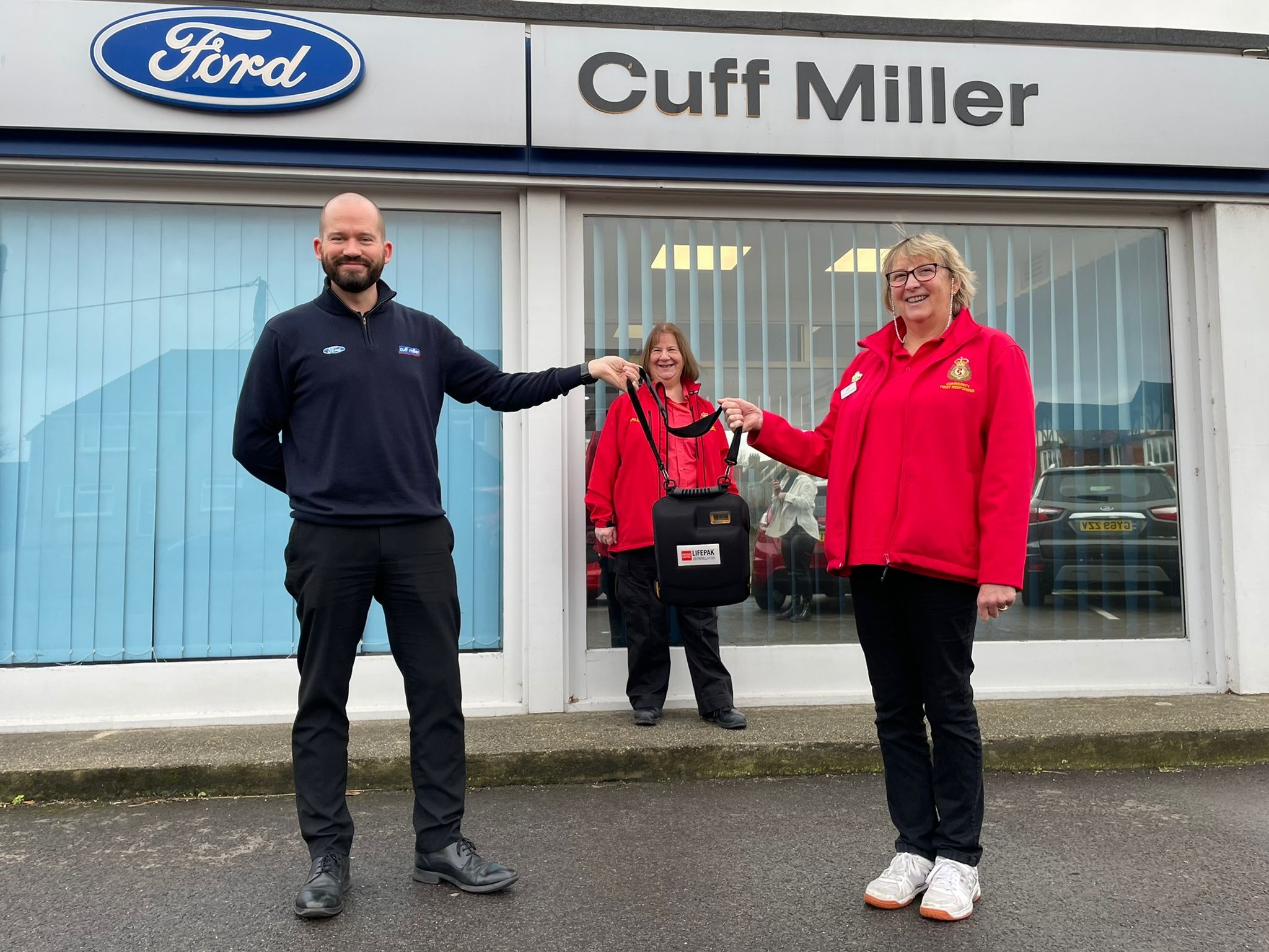 Cuff Miller donates defibrillator to Community First Responders